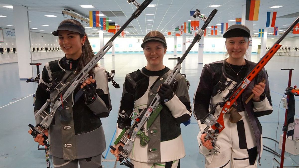 Katrin Grwabowski (Mitte) sicherte sich die Goldmedaille im Dreistellungskampf der Juniorinnen. Silber ging an Brianna Grasberger, Bronze an Xenia Mund. (Foto: Westfälischer Schützenverband) 