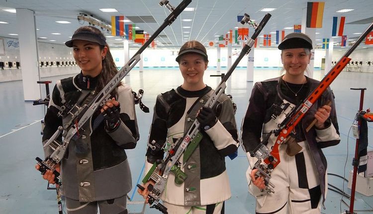 Katrin Grwabowski (Mitte) sicherte sich die Goldmedaille im Dreistellungskampf der Juniorinnen. Silber ging an Brianna Grasberger, Bronze an Xenia Mund. (Foto: Westfälischer Schützenverband) 