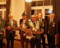 Das neue Königshaus des Gesamtvorstandes (von links) Zepterritter Friedhelm Zinke, Apfelritter Jürgen Grenzer, Kronenritter Manfred Winter und König Hans-Jürgen Hensel zusammen mit HSV-Vizepräsident Thomas Scholl, Sportleiter Otmar Martin und Präsidentin Tanja Frank. (Foto: Lutz Berger) 