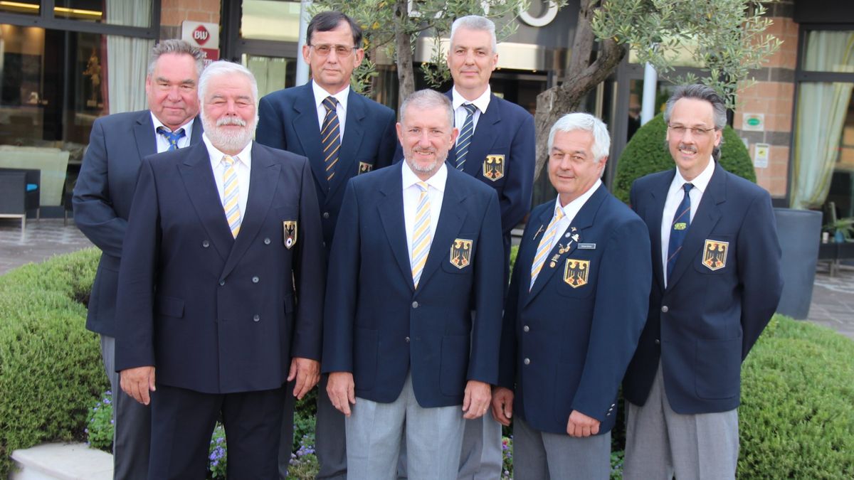 Die hessischen Teilnehmer an der Vorderlader-WM in Italien: (v.l.) Hans-Michael Würdinger, Teamkapitän Norbert Baumann, Reiner Holla, Trainer Walter Massing, Thomas Baumhakl, Delegationsleiter Günter Kunz, Alexander Schösser. (Foto: Sigrid Baumann)