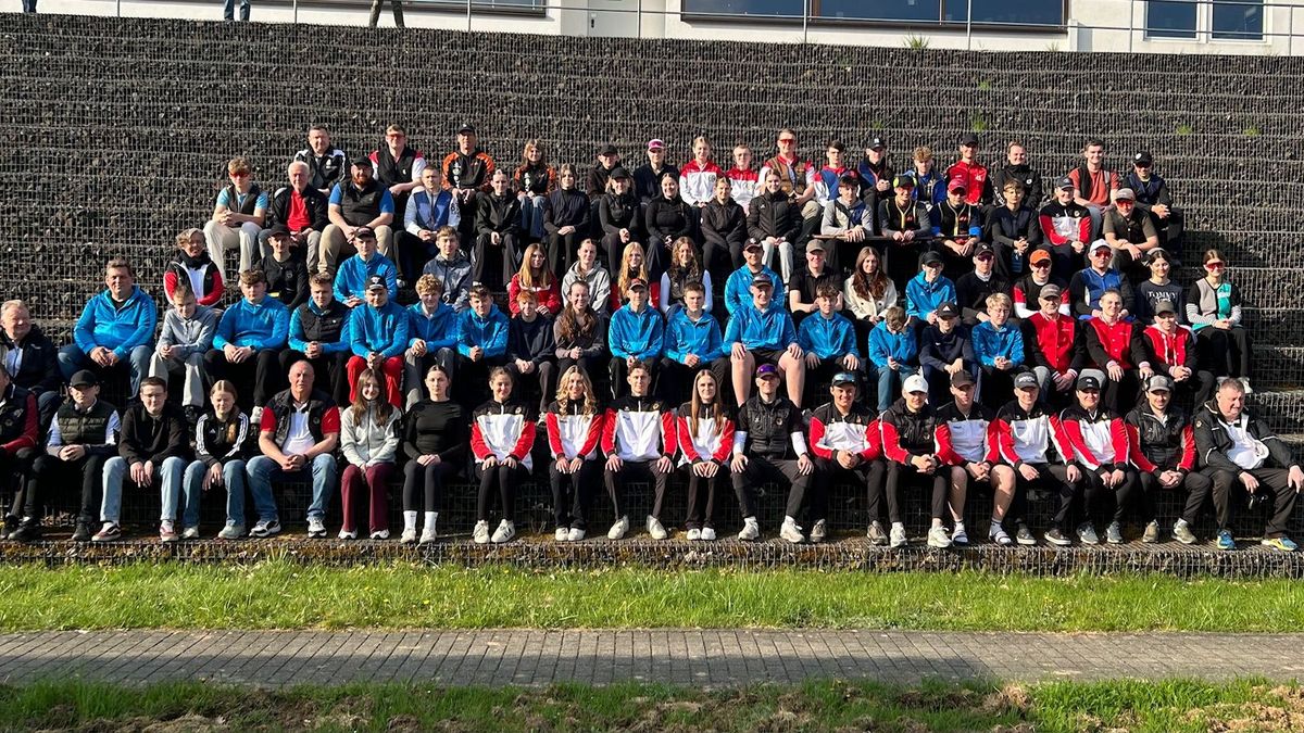 Großes Gruppenfoto der Teilnehmer der 1. Jugendverbandsrunde Flinte in Wiesbaden