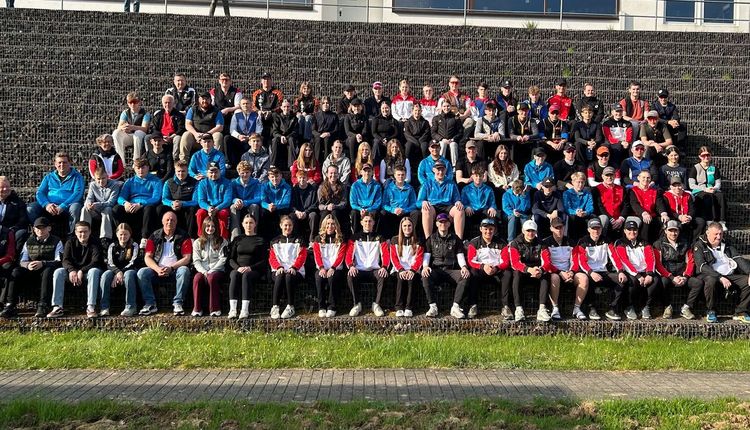 Großes Gruppenfoto der Teilnehmer der 1. Jugendverbandsrunde Flinte in Wiesbaden