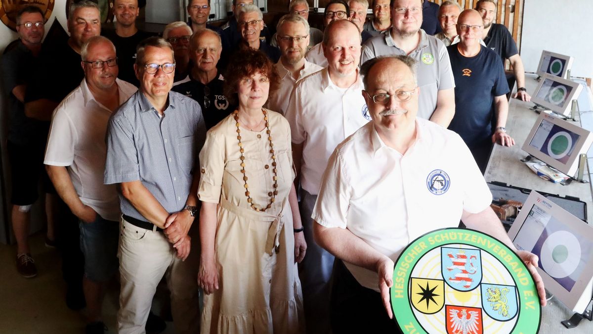 Mit einer großzügigen Spende ermöglichte Bernd-Arno Nikolaus zusammen mit seiner Ehefrau die Modernisierung des KK-Standes der TGS Walldorf.