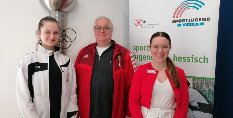 Pia Fackiner, Stefan Rinke und Marie Brohm (von links) von der Hessischen Schütrzenjugend nahmen an der Vollversammlung der Sportjugend Hessen teil. (Foto: privat)
