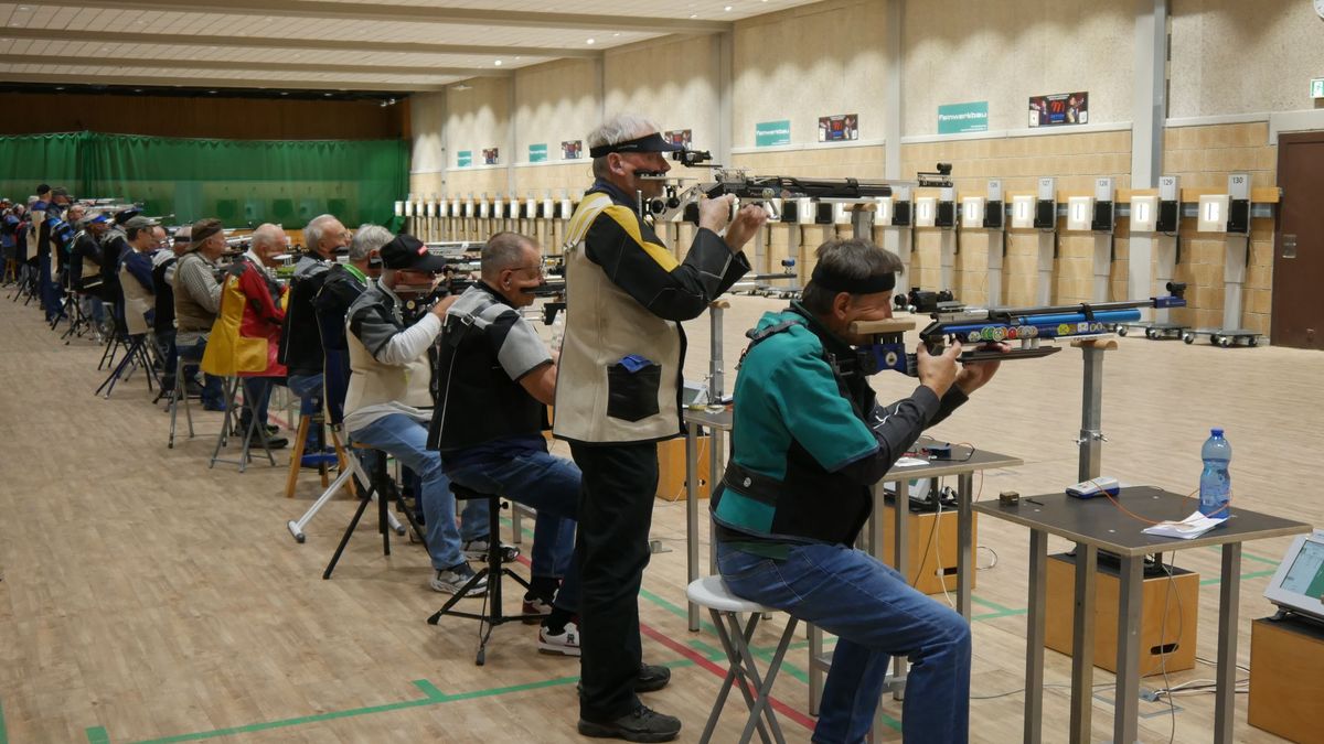 Ein Blick in das Teilnehmerfeld beim Luftgewehr-Auflageschießen.