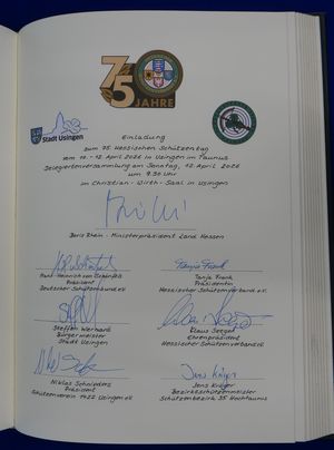 Die Seite aus dem Goldenen Buch der Stadt Usingen, die an den 75. Hessischen Schützentag 2026 erinnert. (Foto: Lutz Berger)