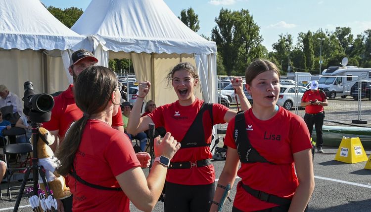 Jubel und Staunen über den eigenen Sieg:  Leni Jahns, Magdalena Milnerowicz und Lisa Nickel gewinnen Team-Goldim Recurve-Wettbewerb der weiblichen Jugend. (Foto: DSB)