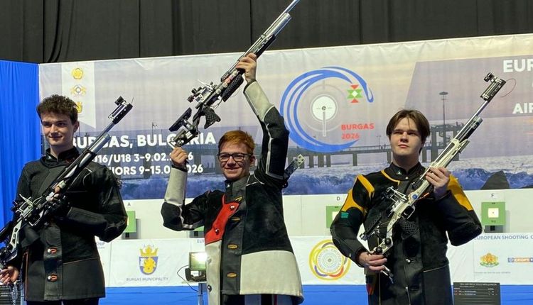 Benedikt Ascher (Mitte) war mit vier Medaillen der erfolgreichste deutsche Teilnehmer bei der Junioren-EM im bulgarischen Burgas. Links: Luis Eichenseer; rechts: Dziugas Morkunas (Litauen). (Foto: DSB)