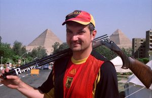 Waldemar Schanz vor den Pyramiden bei den Flinten-Weltmeisterschaften 2001 in Kairo. (Foto: Werner Wabnitz)