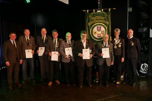 DAs Ehrenkreuz in Silber des Deutschen Schützenbundes erhielten: Mario Hartmann, Wolfgang Benndorff, Bernd Lenz, Willi Seyler, Klaus-Peter Wichelmann und Gerd Seyler. (Foto: Lutz Berger)