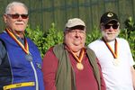 Johannes Männchen vom WTC Wiesbaden (Mitte) gewann in der Master-Klasse im Universaltrap den Titel des Deutschen Meisters. Auf Platz zwei landete Hermann Revermann vom SSC Schale (links), die Bronzemedaille ging an Hansjörg Obenauer vom WTC Wiesbaden (rechts). (Foto: Michael Eck)
