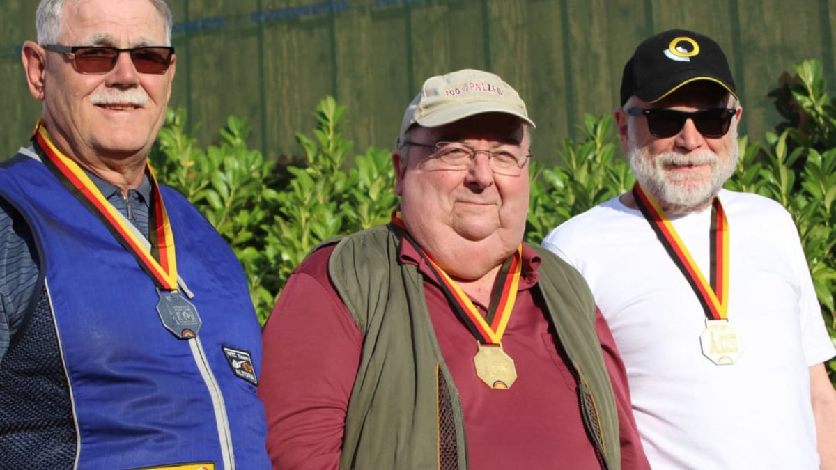 Johannes Männchen vom WTC Wiesbaden (Mitte) gewann in der Master-Klasse im Universaltrap den Titel des Deutschen Meisters. Auf Platz zwei landete Hermann Revermann vom SSC Schale (links), die Bronzemedaille ging an Hansjörg Obenauer vom WTC Wiesbaden (rechts). (Foto: Michael Eck)