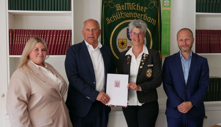 Übergabe des Förderbescheids: (von links) Projektleiterin "Schützen im Dialog" Mariele Zobel, Innenminister Roman Posek, HSV-Präsidentin Tanja Frank und HSV-Geschäftsführer René Würmser. (Foto: Lutz Berger)