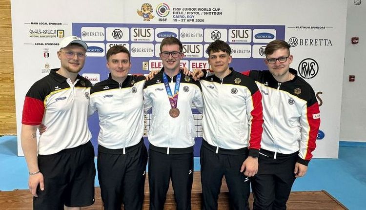 Das Junioren-Schnellfeuerteam mit dem glücklichen Bronzemedaillengewinner Colin Hilk. (Foto: DSB)