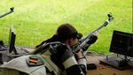 Eine Sportschützin im Liegendanschlag mit einem KK-Gewehr von schräg hinten gesehen. (Foto:DSB)