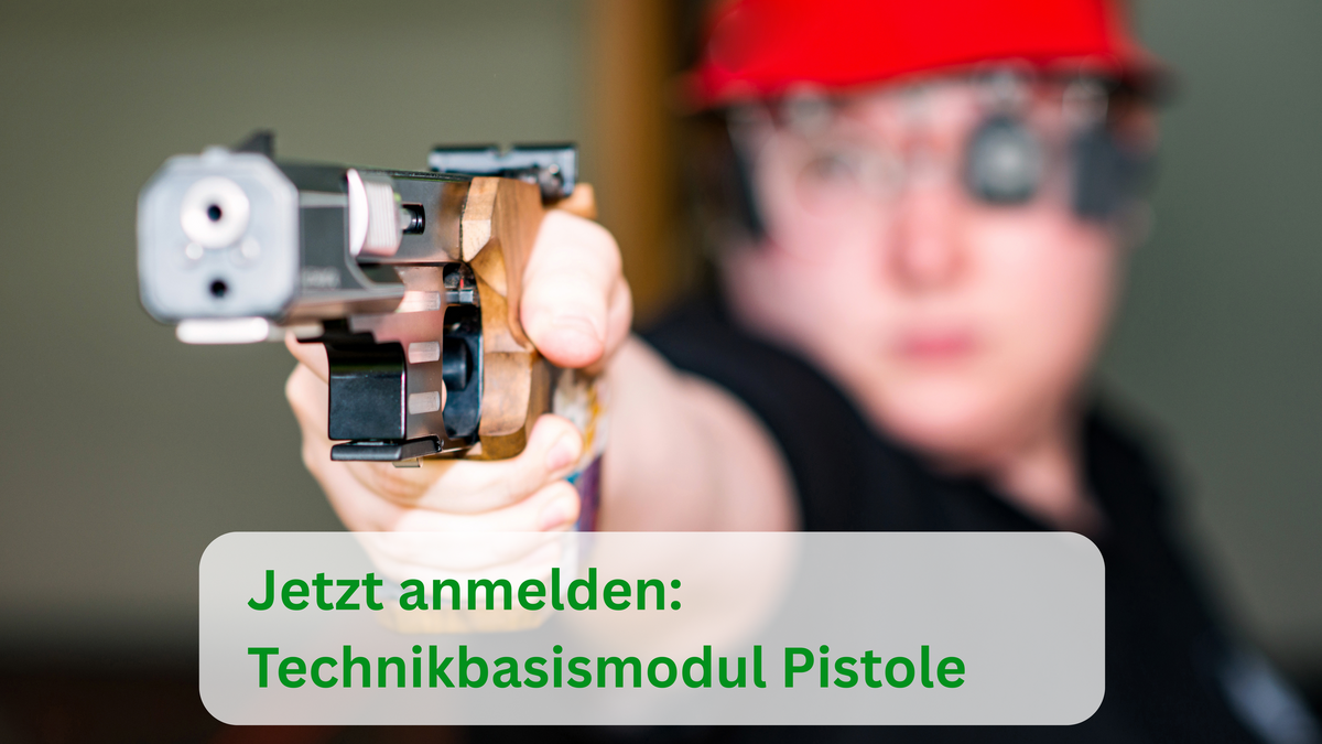 Symbolbild: Eine Schützin mit einer Sportpistole im Anschlag. Die Pistole ist im Fokus, die Schützin im Hintergrund unscharf.