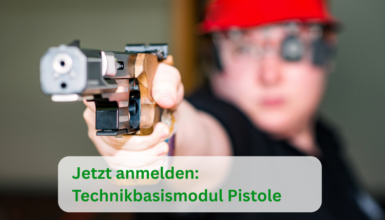 Symbolbild: Eine Schützin mit einer Sportpistole im Anschlag. Die Pistole ist im Fokus, die Schützin im Hintergrund unscharf.