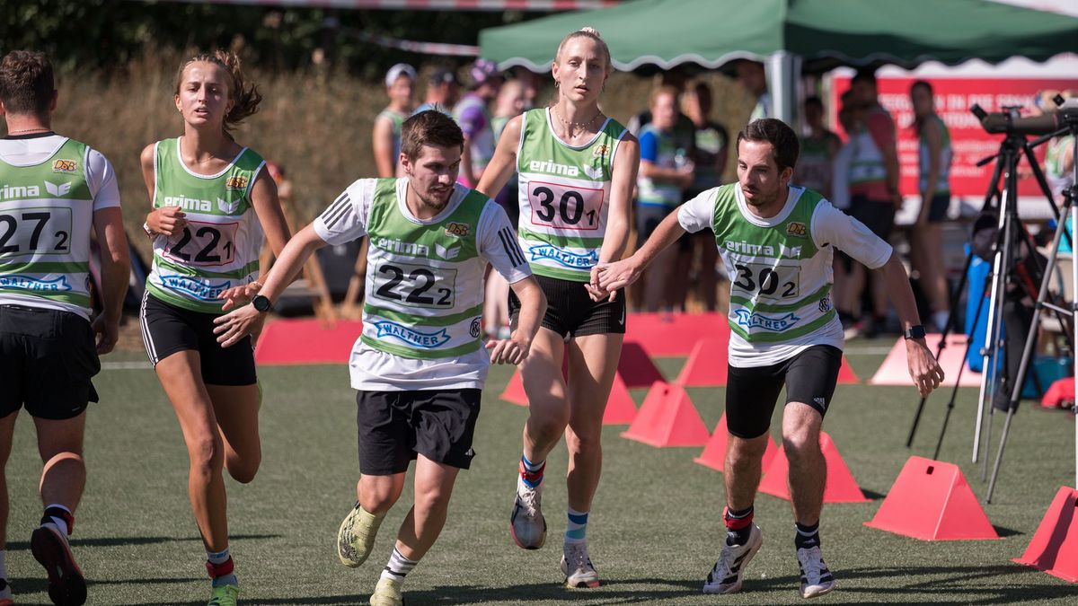 Staffelübergabe beim Target Sprint Single MIxed Wettkampf: Regine Tempelfeld (links) übergibt an Valentin Hunjadi. (Foto: DSB)
