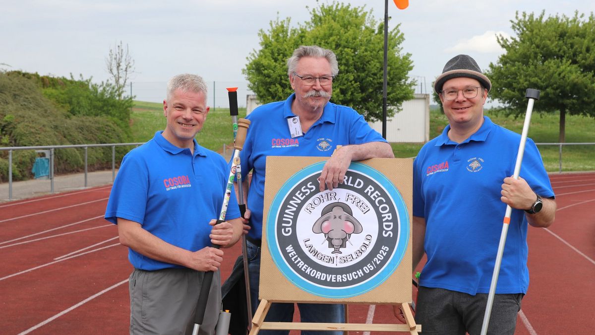 Thomas Koch, Peter Meisberger und Frank Steigerwald (von links) traten beim Weltrekordversuch mit dem Blasrohr an. (Foto: Anja Goldstein)