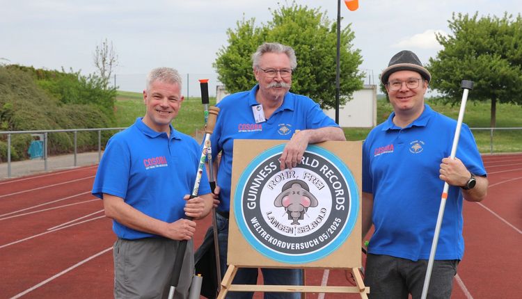 Thomas Koch, Peter Meisberger und Frank Steigerwald (von links) traten beim Weltrekordversuch mit dem Blasrohr an. (Foto: Anja Goldstein)