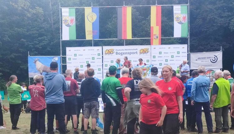 Ein Blick auf die Siegerehrungen bei der Deutschen Meisterschaft Bogen 3D in neustrelitz. (Foto: Landesschützenverband Mecklenburg-Vorpommern)