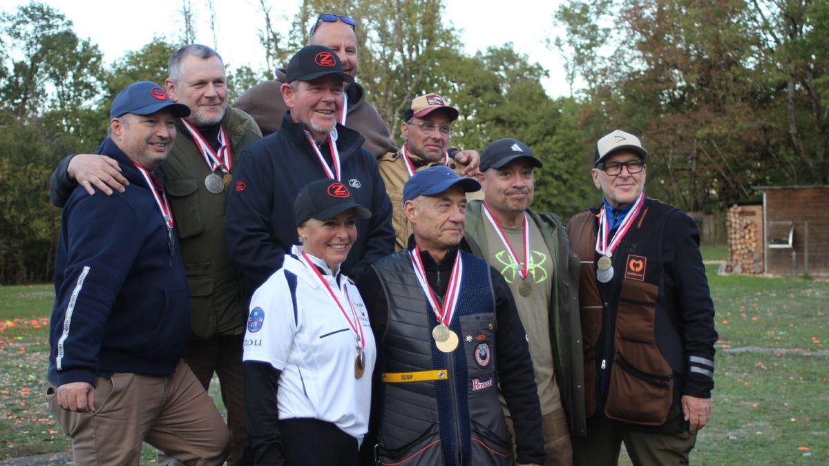 Sie strahlen mit den Medaillen um die Wette: die Medaillengewinner der Hessischen Meisterschaften der Disziplin Compak Sporting. (Foto: privat)
