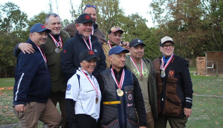 Sie strahlen mit den Medaillen um die Wette: die Medaillengewinner der Hessischen Meisterschaften der Disziplin Compak Sporting. (Foto: privat)