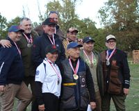 Sie strahlen mit den Medaillen um die Wette: die Medaillengewinner der Hessischen Meisterschaften der Disziplin Compak Sporting. (Foto: privat)