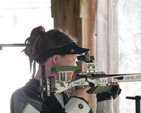 Katrin Grabowski beim Wettkampf mit dem KK-Sportgewehr. (Foto: Lutz Berger)