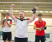 Strahlender Sieger nach elfjähriger Wartezeit: Oliver Geis gewann in Hangzhou vor Teamkollege Emanuel Müller und dem Chinesen Shiyu He. (Foto: ISSF/DSB)