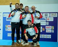 Unglaubliches Bild: Das Schnellfeuer-Treppchen fest in deutscher Hand: (von links) Florian Peter, Detlef Glenz, Oliver Geis, Emanuel Müller und davor Fabian Otto. (Foto: ISSF / DSB)