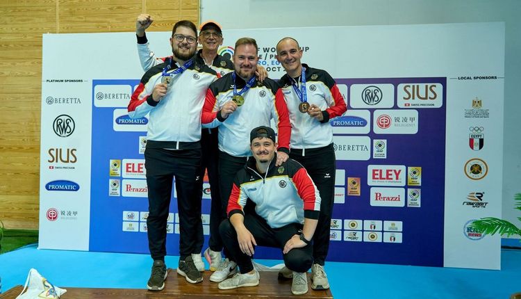 Unglaubliches Bild: Das Schnellfeuer-Treppchen fest in deutscher Hand: (von links) Florian Peter, Detlef Glenz, Oliver Geis, Emanuel Müller und davor Fabian Otto. (Foto: ISSF / DSB)