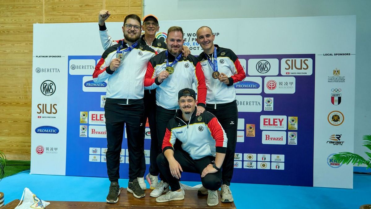 Unglaubliches Bild: Das Schnellfeuer-Treppchen fest in deutscher Hand: (von links) Florian Peter, Detlef Glenz, Oliver Geis, Emanuel Müller und davor Fabian Otto. (Foto: ISSF / DSB)