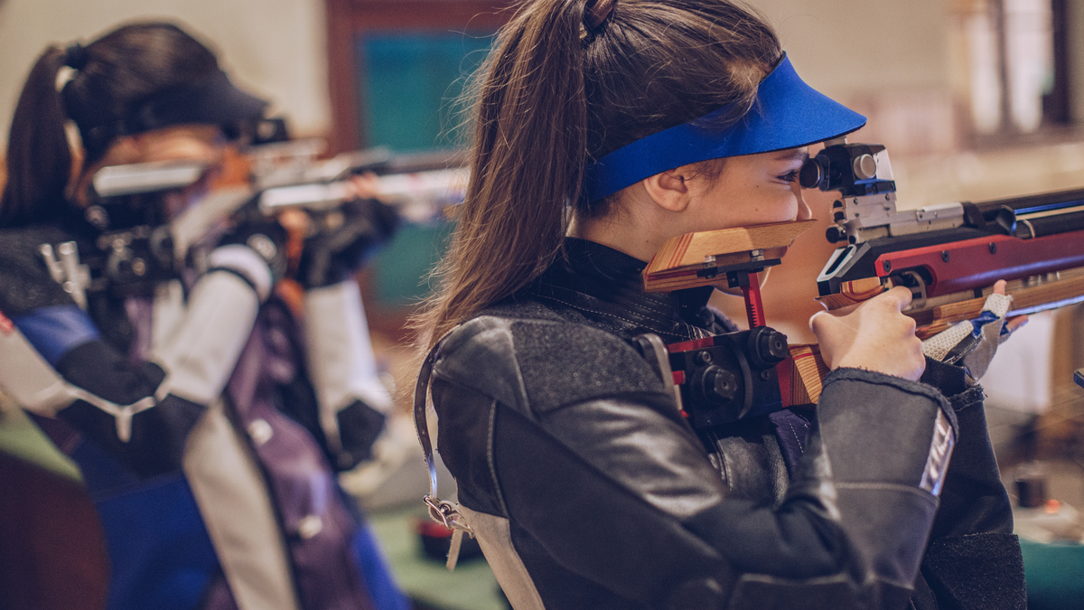 Schützen am Schießstand - Symbolbild