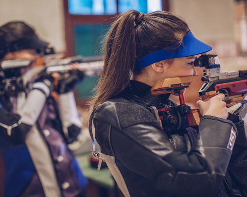 Schützen am Schießstand - Symbolbild