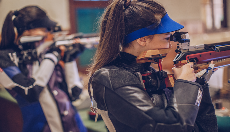 Schützen am Schießstand - Symbolbild