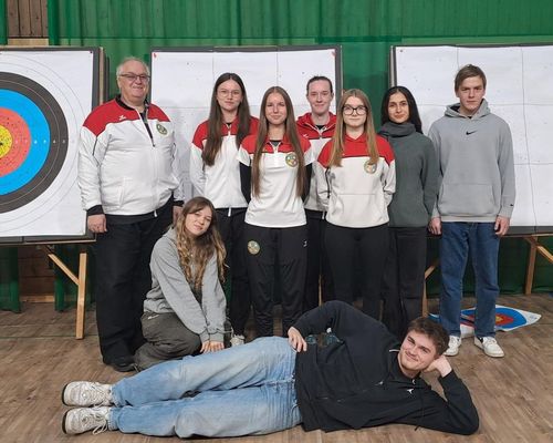 Jugendleiter Stefan Rinke (links) und die Kadermitglieder, die an der JuBaLi-Schulung teilgenommen haben. (Foto: Hessische Schützenjugend)
