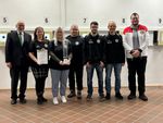 Die neue Hessenmeister-Mannschaft Luftpistole vom SV Klein-Welzheim. Zusammen mit Ligaleiter Norbert Link (links) und HSV-Vizepräsident Markus Weber. (Foto: privat)