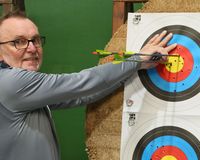 Jürgen Lippek gewann zum sechsten Mal in Folge bei den Langbogenschützen.