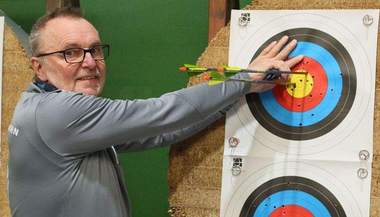 Jürgen Lippek gewann zum sechsten Mal in Folge bei den Langbogenschützen.
