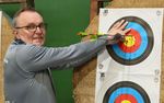 Jürgen Lippek gewann zum sechsten Mal in Folge bei den Langbogenschützen.