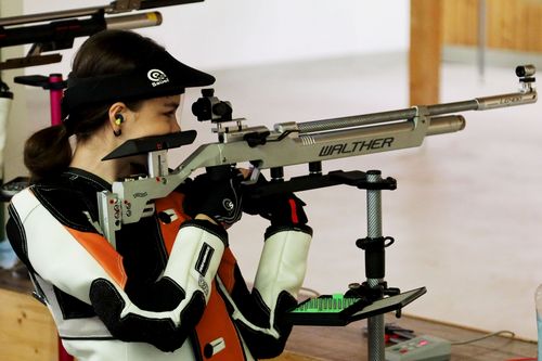 Mayra Püschel siegt mit dem Luftgewehr