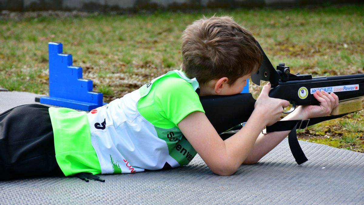 Ben Oliver Vogt bei seinem erfolgreichen Liegendschießen (bestes Schießresultat des ersten Wettkampfs). (Foto: privat)