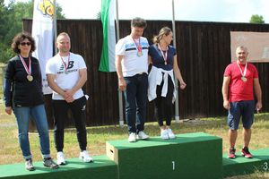 Die Sieger im Trap Mixed Team: (v.l.) Alexander Kraus und Jutta Vogt, Hermann Mironow und Angelika Mironow sowie Dmitrij Wolf (es fehlt: Beata Lohoff-Salnik).