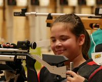 Philia Fröhlich vom KKSV Wabern gewann mit dem Lichtgewehr nicht nur eine Bronzemedaille bei der Deutschen Meisterschaft Lichtschießen, sie trug mit ihrer Leistung auch entscheidend zur Mannschafts-Bronzemedaille für ihren Heimatverein bei. (Foto: Lutz Berger)