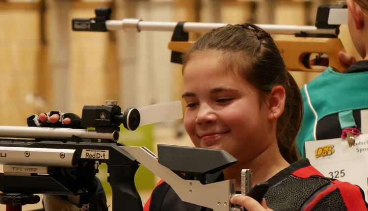 Philia Fröhlich vom KKSV Wabern gewann mit dem Lichtgewehr nicht nur eine Bronzemedaille bei der Deutschen Meisterschaft Lichtschießen, sie trug mit ihrer Leistung auch entscheidend zur Mannschafts-Bronzemedaille für ihren Heimatverein bei. (Foto: Lutz Berger)