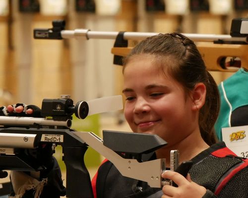Philia Fröhlich vom KKSV Wabern gewann mit dem Lichtgewehr nicht nur eine Bronzemedaille bei der Deutschen Meisterschaft Lichtschießen, sie trug mit ihrer Leistung auch entscheidend zur Mannschafts-Bronzemedaille für ihren Heimatverein bei. (Foto: Lutz Berger)