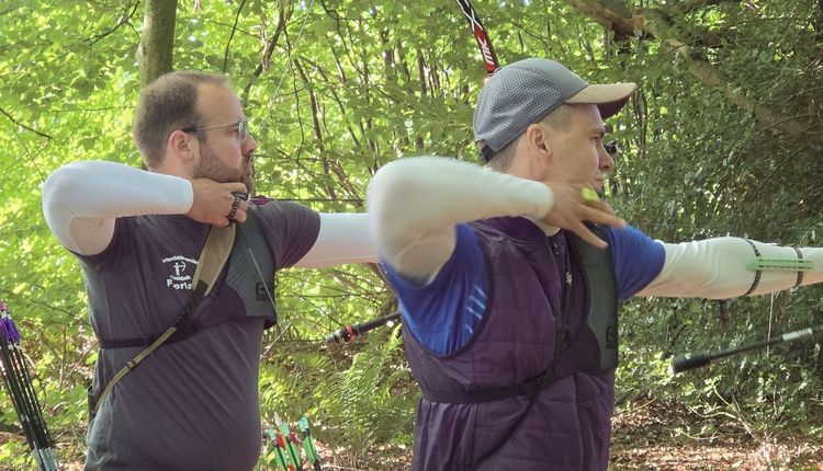 Lieferten sich den erwarteten Zweikampf um den Titel bei den Recurve-Männern: Florian Unruh (links) und Jakob Hetz. (Foto: Margrit Kunde)