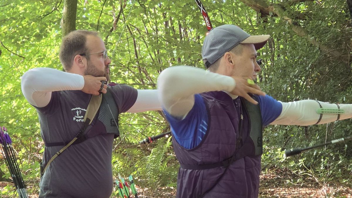 Lieferten sich den erwarteten Zweikampf um den Titel bei den Recurve-Männern: Florian Unruh (links) und Jakob Hetz. (Foto: Margrit Kunde)