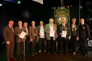 Mit dem DSB-Ehrenkreuz in Bronze wurden ausgezeichnet: Ditmar Radu, Manfred Hofacker, Ralf Siegl, Reiner Goerth, Jürgen Heil, Edgar Hohmann. (Foto: Lutz Berger)